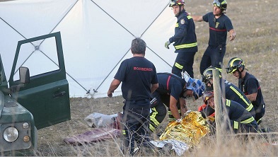 Un novillo embiste a un bombero tras escapar de un camión accidentado