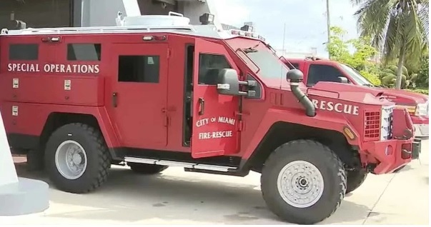 Bomberos de Miami estrenan un vehículo blindado de rescate capaz de soportar vientos huracanados