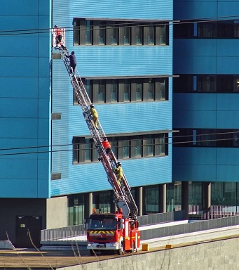 Los Bomberos de Vigo escalan el Cunqueiro para sorprender a los niños hospitalizados