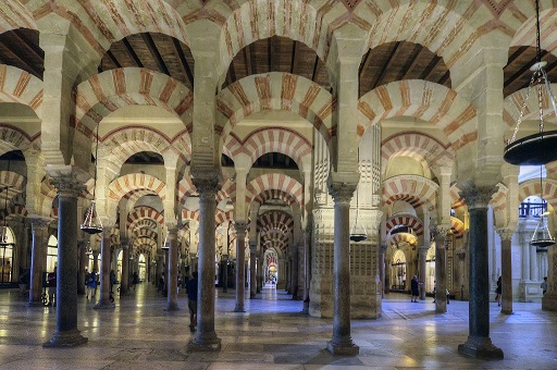 Mandos de los bomberos visitan la Mezquita para conocer con detalle su sistema de extinción de incendios