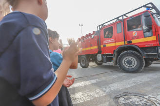 Los vecinos de San Fulgencio ofrecen una merienda nocturna a los bomberos para agradecer su labor