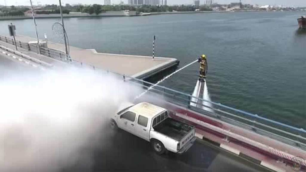 Dubái “inventa” los #Bomberos “voladores”: FlyBoards para incendios en barcos, puentes y zonas acuáticas