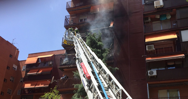 Un #bombero sufre un infarto cuando apagaba un incendio con un herido grave