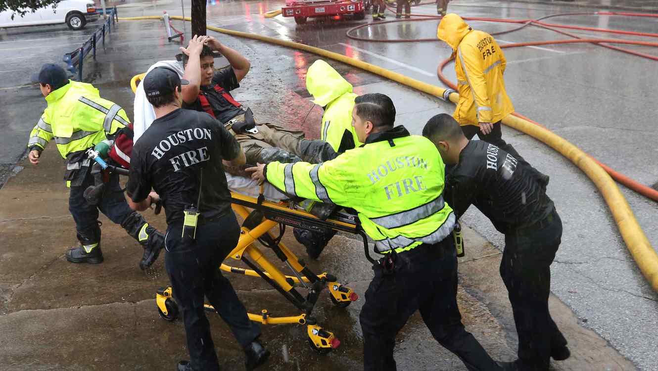 Los #bomberos de Houston buscan víctimas del Harvey, puerta a puerta, en miles de viviendas