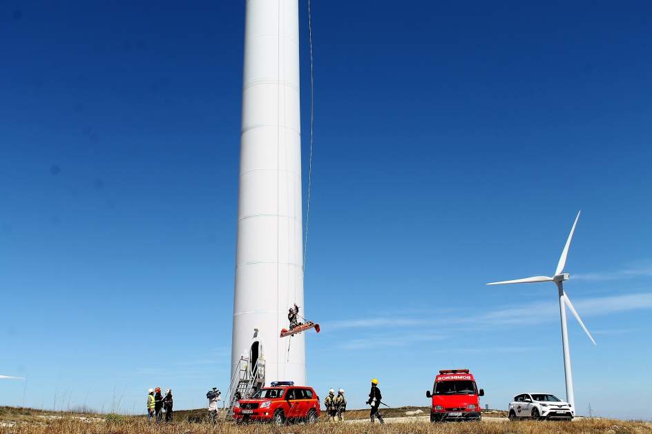 #Bomberos de Zaragoza realizan un simulacro de rescate de una víctima en un aerogenerador