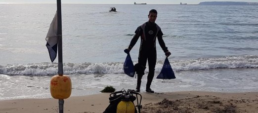 Los #bomberos de Alicante se sumergen en la Albufereta para limpiar el fondo marino