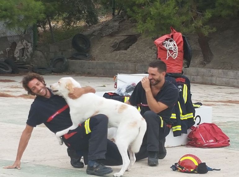 #Bomberos de Cazorla colaboran con la protectora ASAMA en un calendario solidario