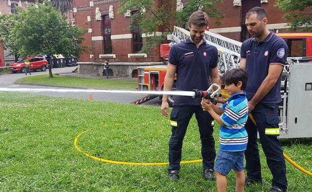 #Bomberos de Bilbao encienden sonrisas en el Hospital de Basurto