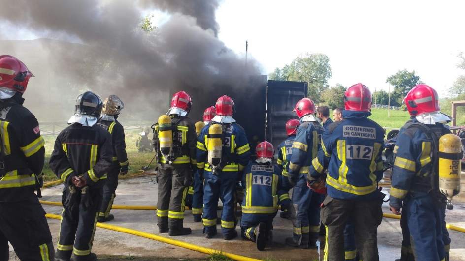 Unas 200 personas con discapacidad conocen cómo trabajan los #bomberos de Cantabria