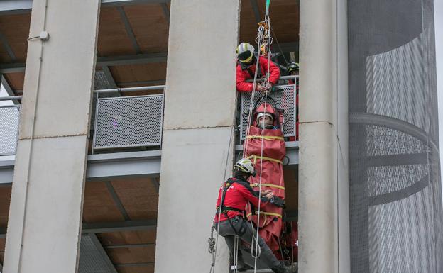 Los #bomberos de Granada aprenden técnicas para actuar ante terremotos
