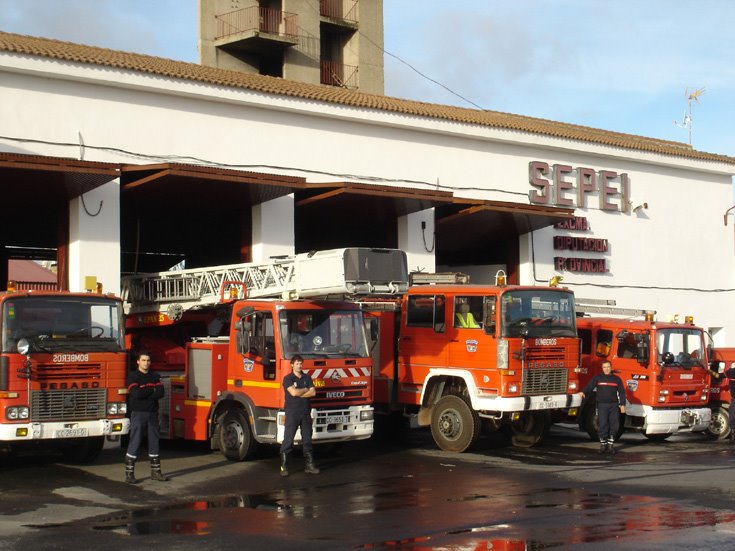 Los #bomberos de Navalmoral de la Mata acercan su trabajo a los niños 
