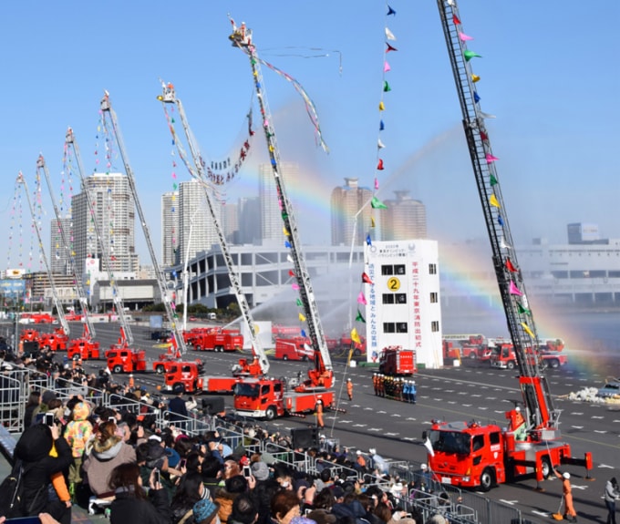 Los #bomberos japoneses celebraron su evento de Año Nuevo haciendo acrobacias en las escaleras