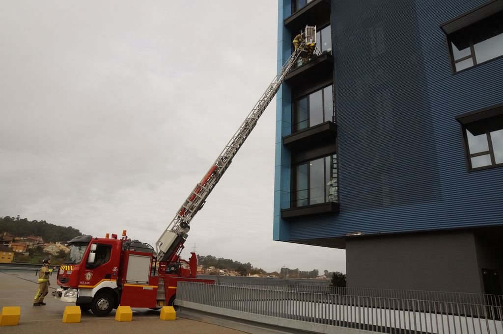 Los #bomberos de Vigo llevan regalos a los niños del Hospital Álvaro Cunqueiro
