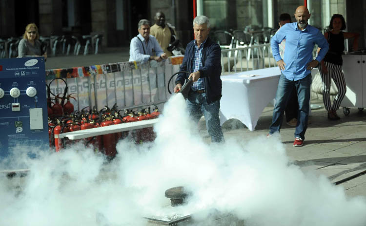 A Coruña instala cien detectores de humo en casas de mayores y dependientes