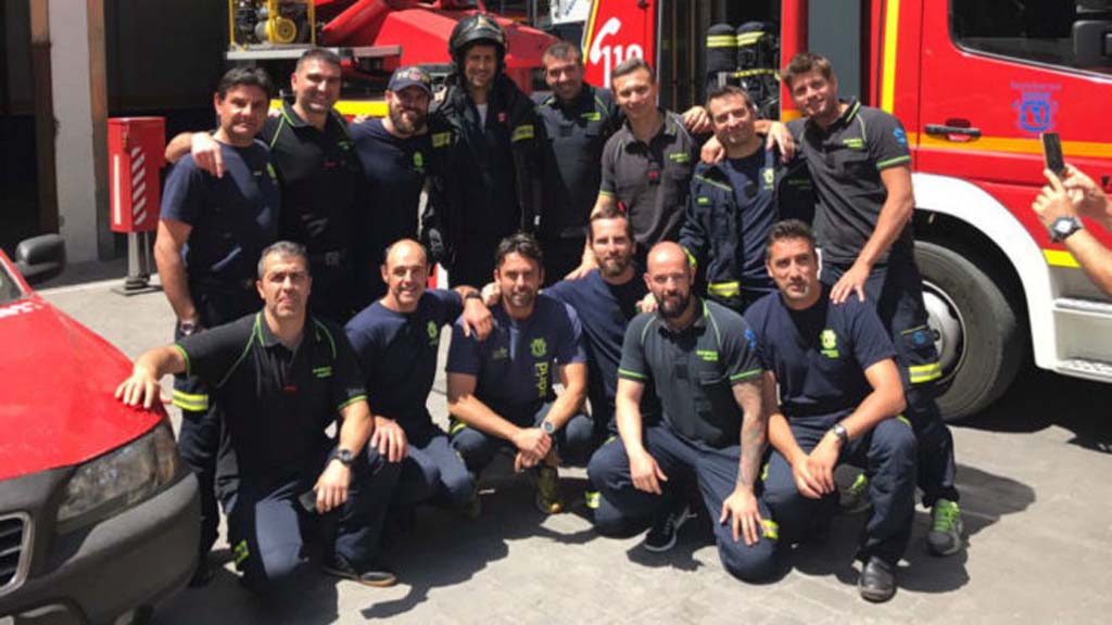 El tenista #Djokovic visita un parque de #bomberos madrileño por sorpresa