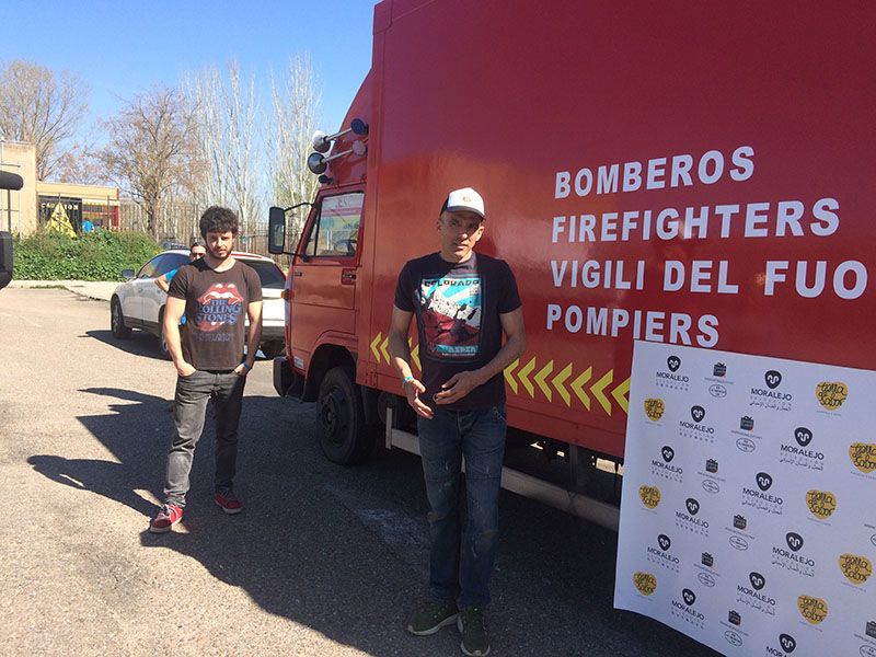 #Bomberos españoles llevan duchas portátiles a 600 refugiados subsaharianos y sirios