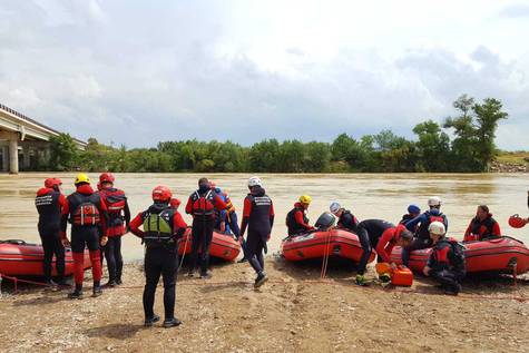 #Bomberos de Aragón, Navarra y País Vasco realizan prácticas subacuáticas en El Burgo