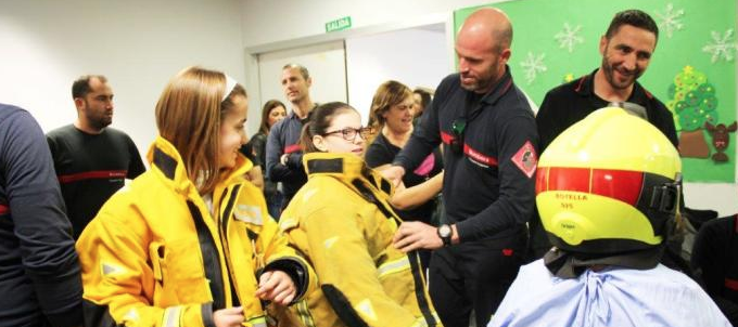Los #bomberos de Elche adelantan la Navidad en el Hospital del Vinalopó
