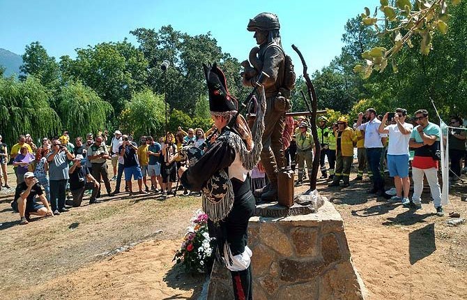 La localidad abulense de Casavieja acoge el monumento al #bombero forestal