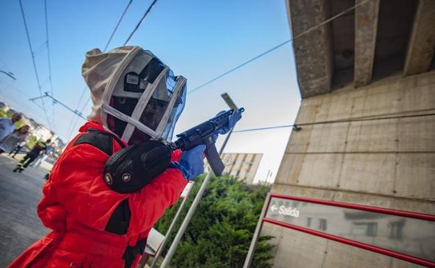 Los #bomberos de Camargo innovan en su técnica para atacar a la avispa asiática