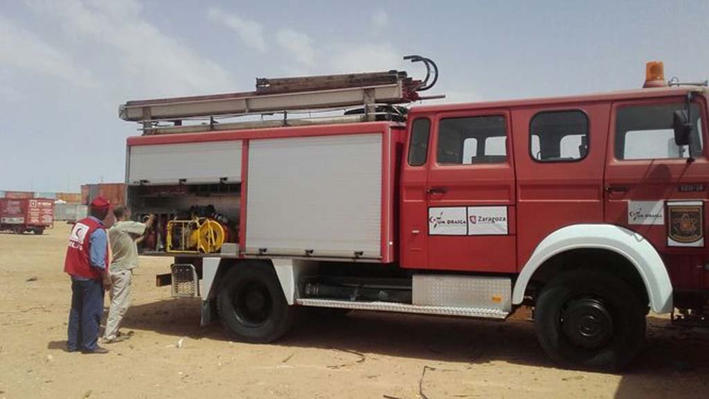 #Bomberos de @Zaragoza_es están en el #Sáhara para formar contra #incendios a los refugiados