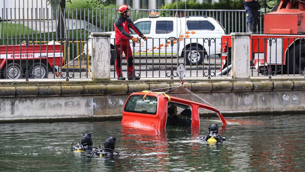 Los #bomberos de #Granada simulan un rescate en el cauce del río Genil