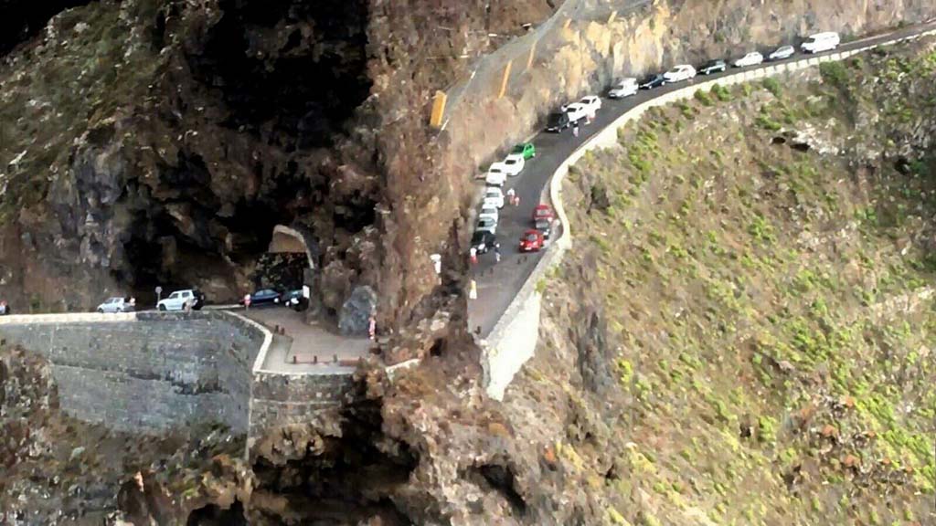 Rescatadas 174 personas tras un derrumbe en una carretera de #Tenerife
