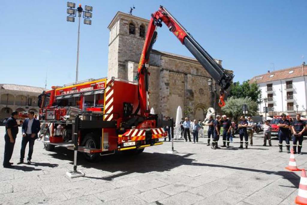 Los #Bomberos del @AytoZamora estrenan vehículo para #accidentes de #tráfico